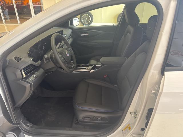 Photo of 2026 Summit White Buick Envista