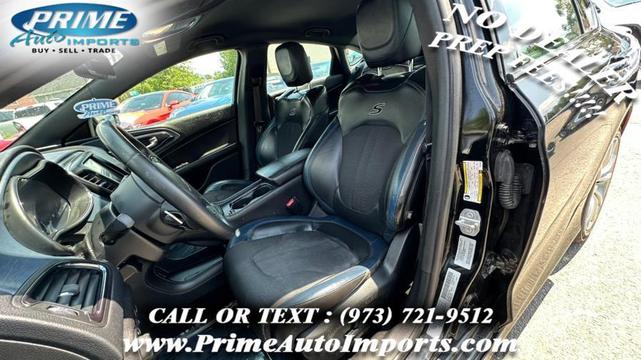 Photo of 2016 Black Clearcoat Chrysler 200