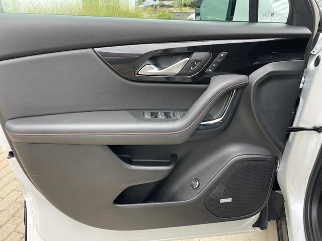 Photo of 2022 Iridescent Pearl Tricoat Chevrolet Blazer