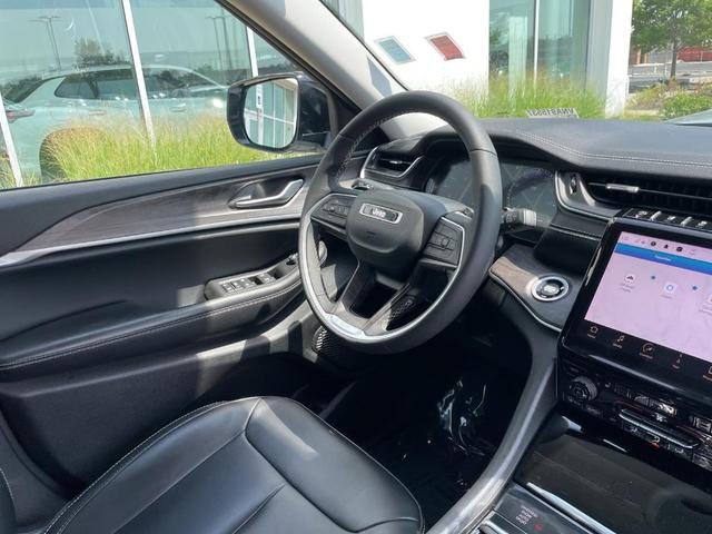 Photo of 2024 Bright White Clearcoat Jeep Grand Cherokee