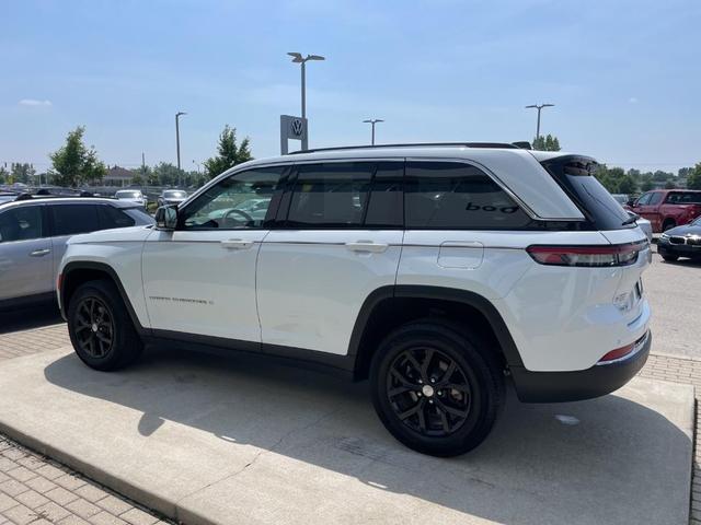 Photo of 2024 Bright White Clearcoat Jeep Grand Cherokee