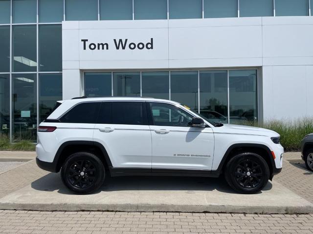 Photo of 2024 Bright White Clearcoat Jeep Grand Cherokee