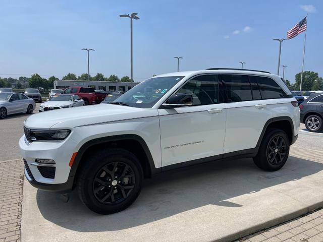 Photo of 2024 Bright White Clearcoat Jeep Grand Cherokee