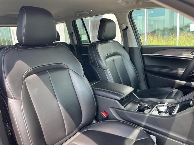 Photo of 2024 Bright White Clearcoat Jeep Grand Cherokee