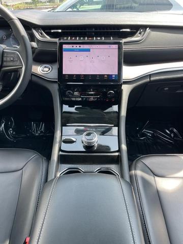 Photo of 2024 Bright White Clearcoat Jeep Grand Cherokee