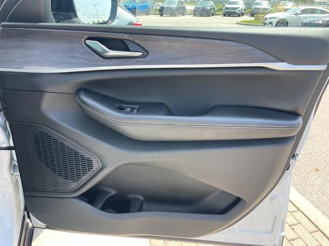 Photo of 2024 Bright White Clearcoat Jeep Grand Cherokee