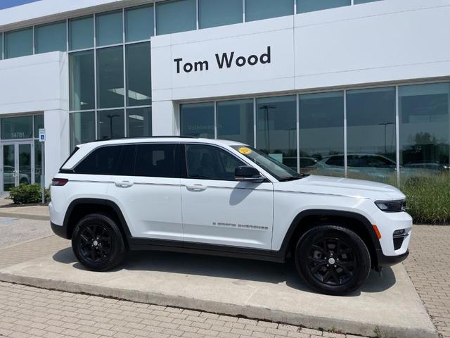 Photo of 2024 Bright White Clearcoat Jeep Grand Cherokee