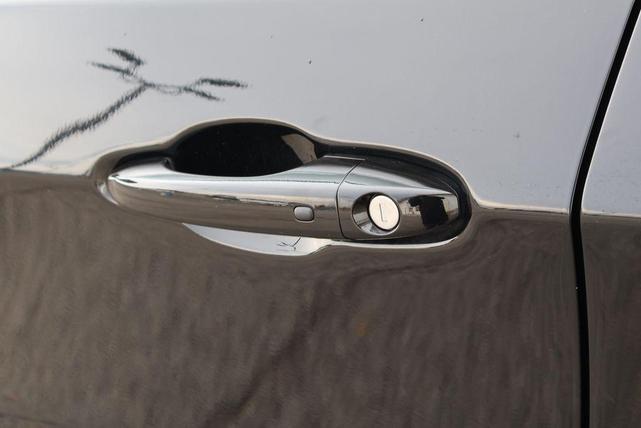 Photo of 2022 Diamond Black Crystal Pearlcoat Jeep Compass