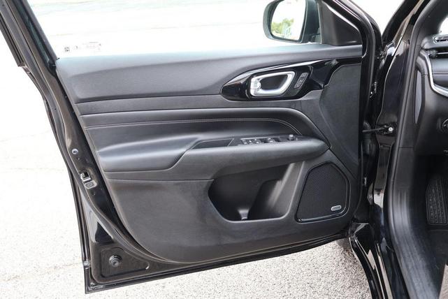 Photo of 2022 Diamond Black Crystal Pearlcoat Jeep Compass