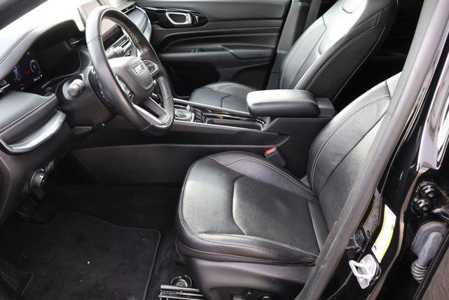 Photo of 2022 Diamond Black Crystal Pearlcoat Jeep Compass