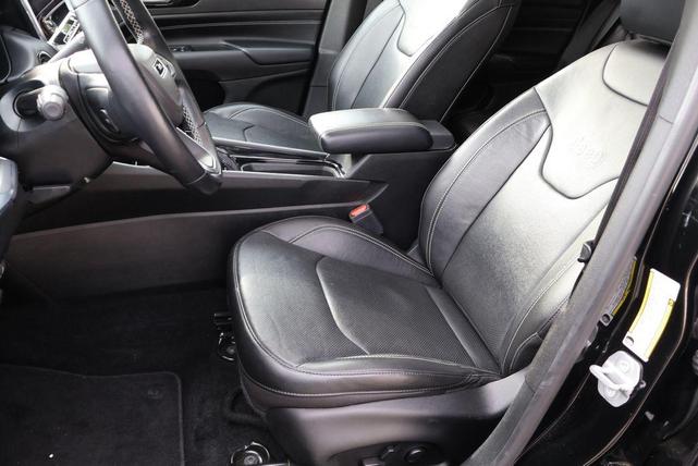 Photo of 2022 Diamond Black Crystal Pearlcoat Jeep Compass