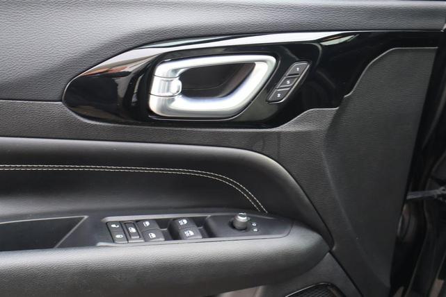 Photo of 2022 Diamond Black Crystal Pearlcoat Jeep Compass