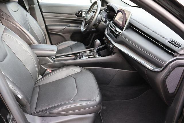 Photo of 2022 Diamond Black Crystal Pearlcoat Jeep Compass
