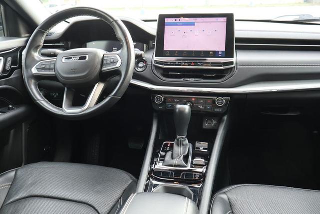 Photo of 2022 Diamond Black Crystal Pearlcoat Jeep Compass