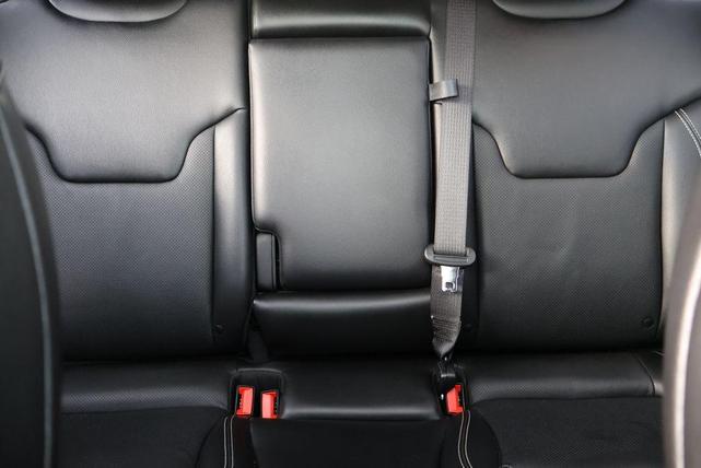 Photo of 2022 Diamond Black Crystal Pearlcoat Jeep Compass