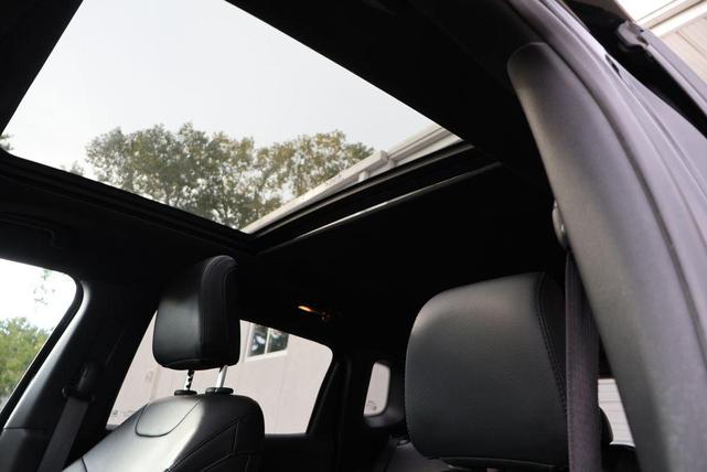 Photo of 2022 Diamond Black Crystal Pearlcoat Jeep Compass