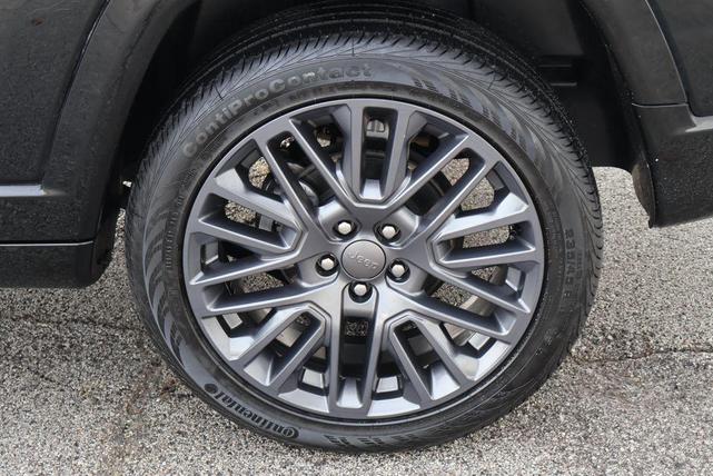 Photo of 2022 Diamond Black Crystal Pearlcoat Jeep Compass