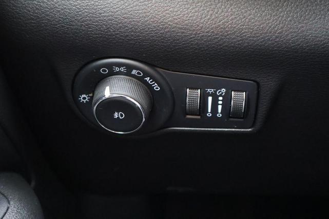 Photo of 2022 Diamond Black Crystal Pearlcoat Jeep Compass
