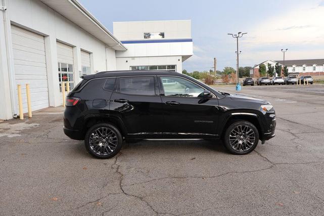 Photo of 2022 Diamond Black Crystal Pearlcoat Jeep Compass