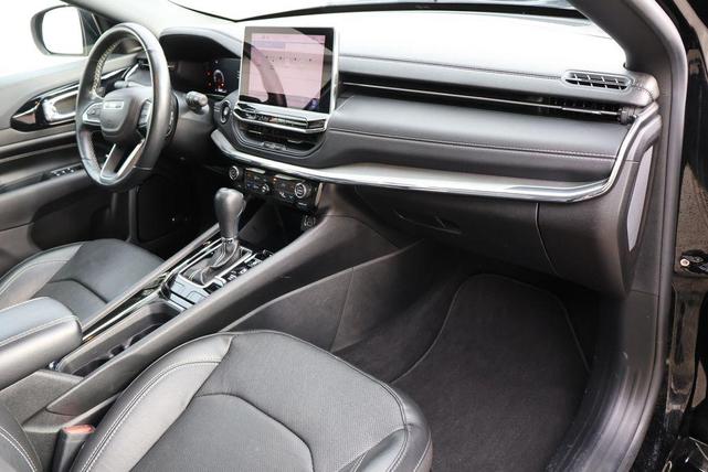 Photo of 2022 Diamond Black Crystal Pearlcoat Jeep Compass