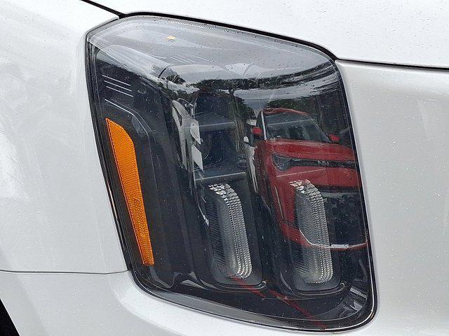 Photo of 2025 Glacial White Pearl Kia Telluride