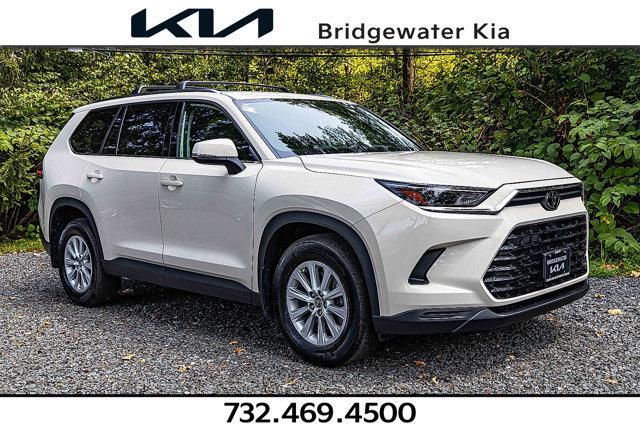 Photo of 2024 White Toyota Grand Highlander