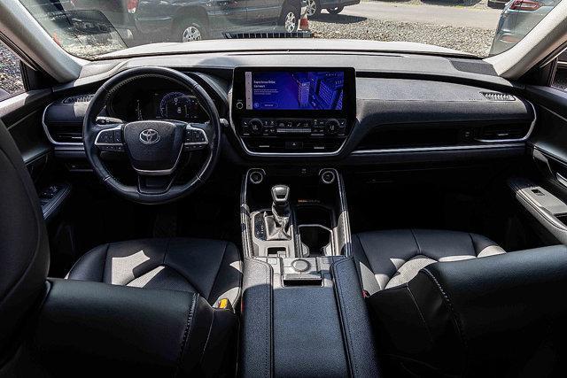Photo of 2024 White Toyota Grand Highlander
