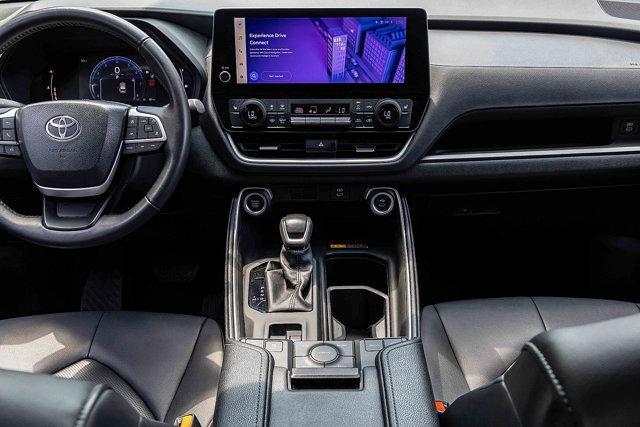 Photo of 2024 White Toyota Grand Highlander