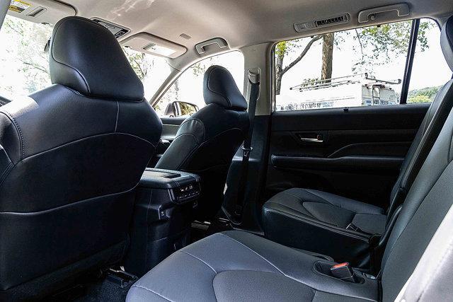 Photo of 2024 White Toyota Grand Highlander
