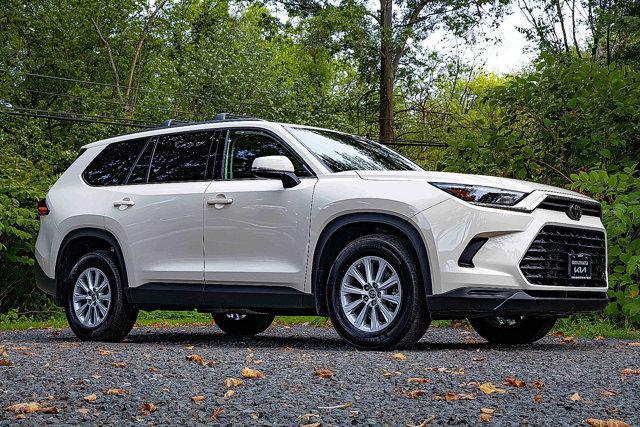 Photo of 2024 White Toyota Grand Highlander
