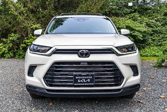 Photo of 2024 White Toyota Grand Highlander