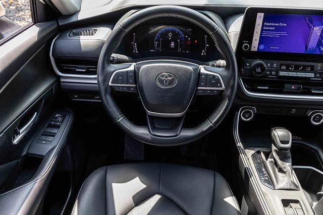 Photo of 2024 White Toyota Grand Highlander