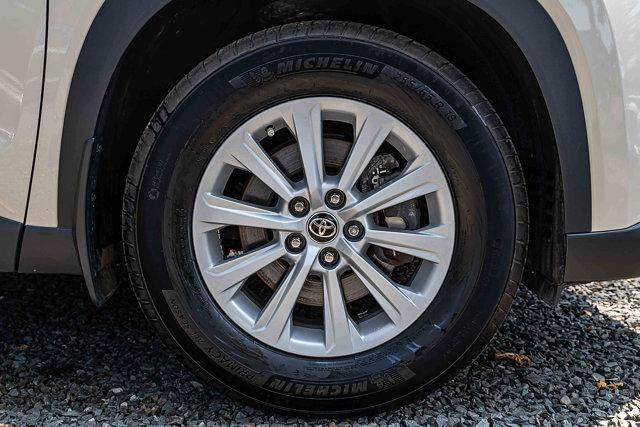 Photo of 2024 White Toyota Grand Highlander