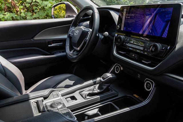 Photo of 2024 White Toyota Grand Highlander