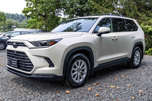 Photo of 2024 White Toyota Grand Highlander