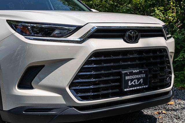 Photo of 2024 White Toyota Grand Highlander