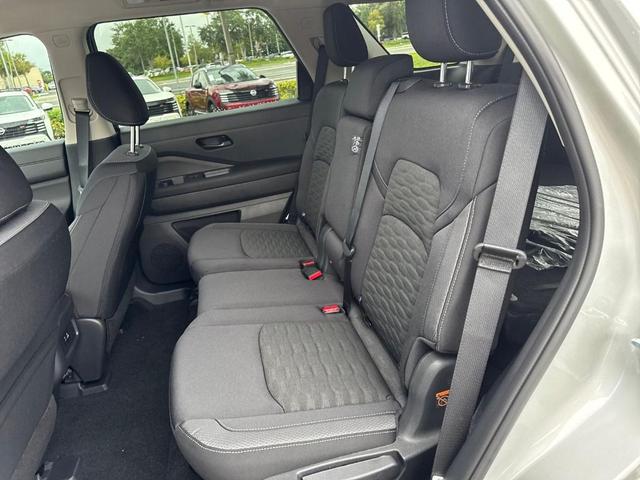 Photo of 2025 Silver Nissan Pathfinder