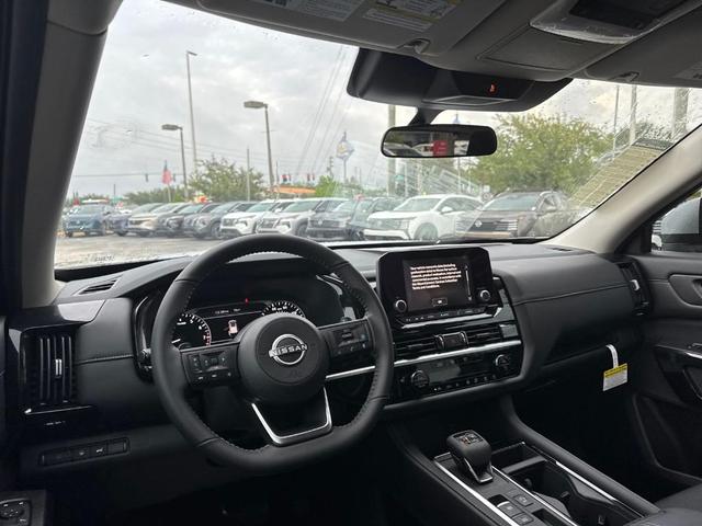 Photo of 2025 Silver Nissan Pathfinder