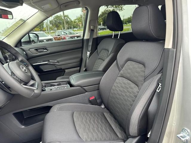 Photo of 2025 Silver Nissan Pathfinder