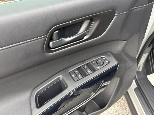 Photo of 2025 Silver Nissan Pathfinder