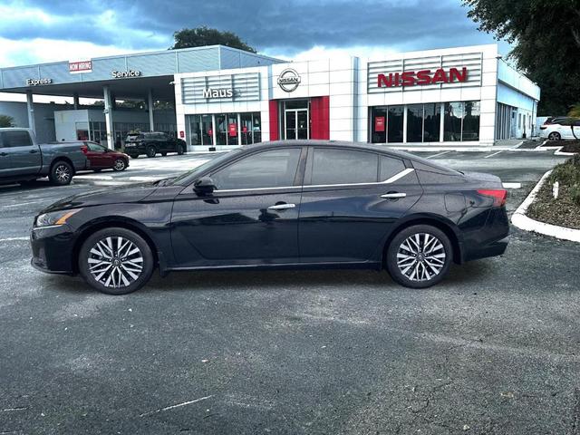 Photo of 2023 Black Nissan Altima