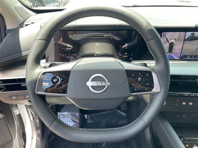 Photo of 2025 White / Black Nissan Murano