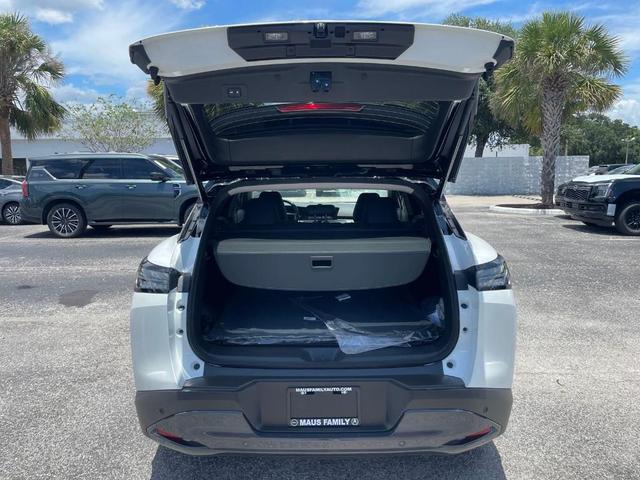 Photo of 2025 White / Black Nissan Murano