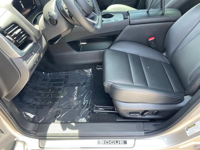 Photo of 2024 Champagne Silve Nissan Rogue