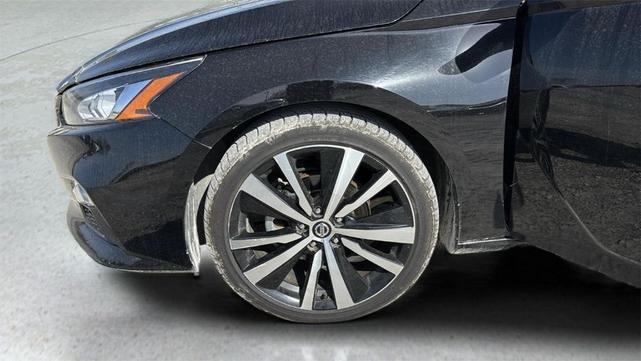 Photo of 2022 Super Black Clearcoat Nissan Altima