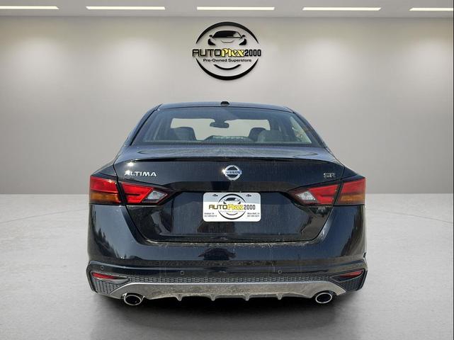 Photo of 2022 Super Black Clearcoat Nissan Altima