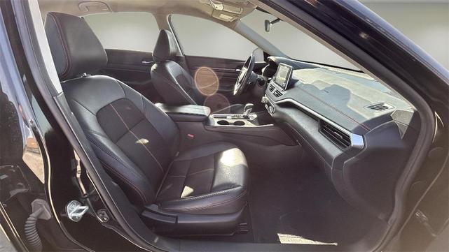 Photo of 2022 Super Black Clearcoat Nissan Altima