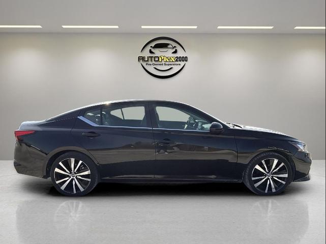 Photo of 2022 Super Black Clearcoat Nissan Altima
