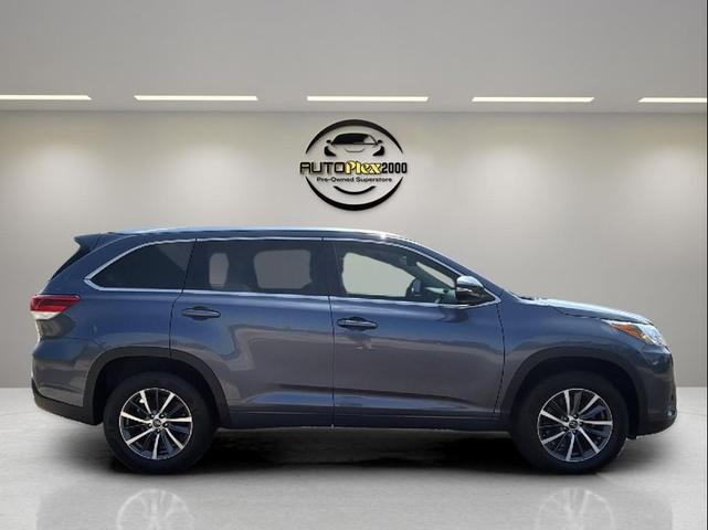 Photo of 2018 Shoreline Blue Pearl Toyota Highlander