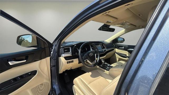 Photo of 2018 Shoreline Blue Pearl Toyota Highlander